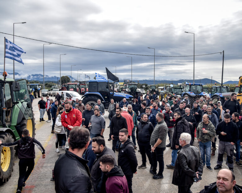 Αγροτικά μπλόκα: Νέες κινητοποιήσεις σε Αθηνών – Λαμίας και Εγνατία – Στην Κρήτη αποφάσισαν να αποκλείσουν το αεροδρόμιο Ηρακλείου