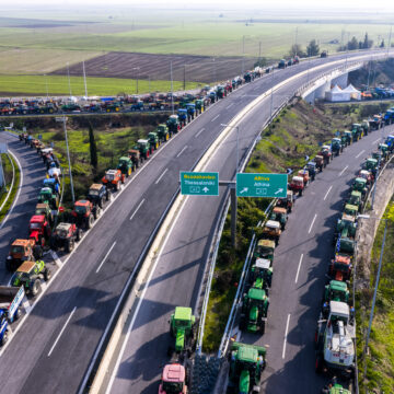 Αγρότες στο μπλόκο της Νίκαιας