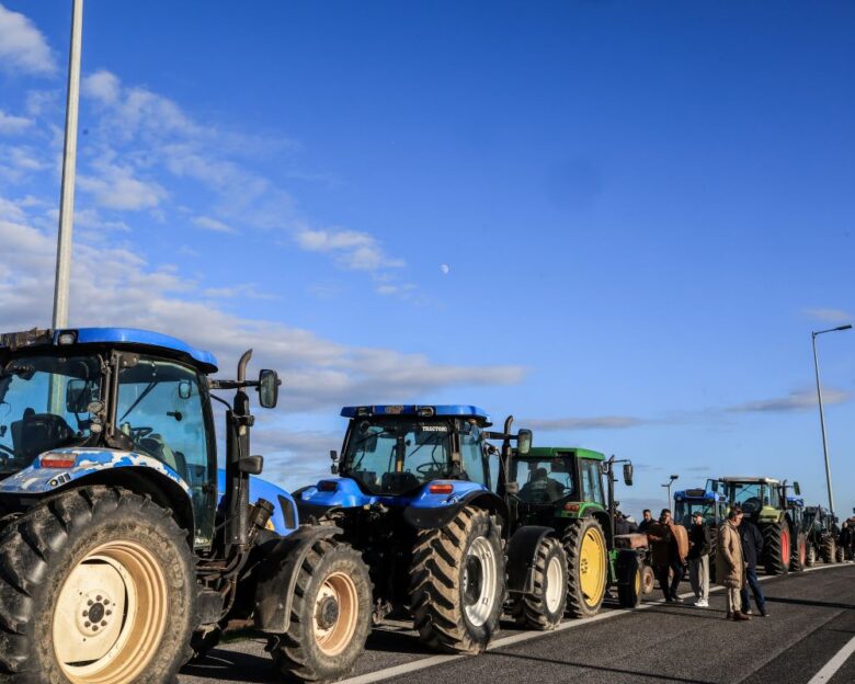 Τα μπλόκα μπλοκάρουν την κυβέρνηση  ανοιχτοί οι δρόμοι πάση θυσία, η εντολή Μητσοτάκη  ο Χρυσοχοΐδης παίρνει το όπλο του έστω με καθυστέρηση  ο Τσίπρας δεν θα αναγγείλει νέο κόμμα στις 3 Δεκέμβρη  του Άδωνι έγινε στο ΠΑΣΟΚ για τον Πέτρο  εύσημα των Βρυξελλών στη Νίκη Κεραμέως
