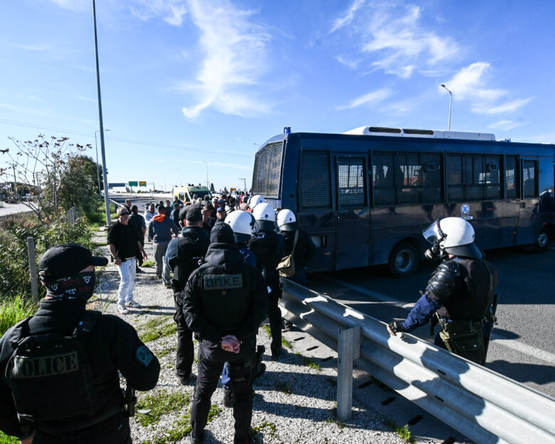 Μπλόκο της αστυνομίας στους αγρότες στην Πάτρα, δεν τους αφήνουν να πλησιάσουν τη γέφυρα Ρίου Αντιρρίου – Έφυγαν τα τρακτέρ από το λιμάνι του Βόλου