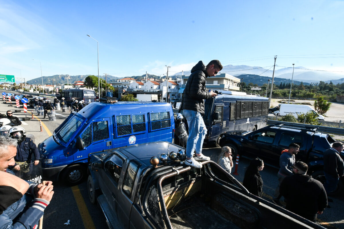 Αγρότες στη γέφυρα Ρίου Αντιρρίο