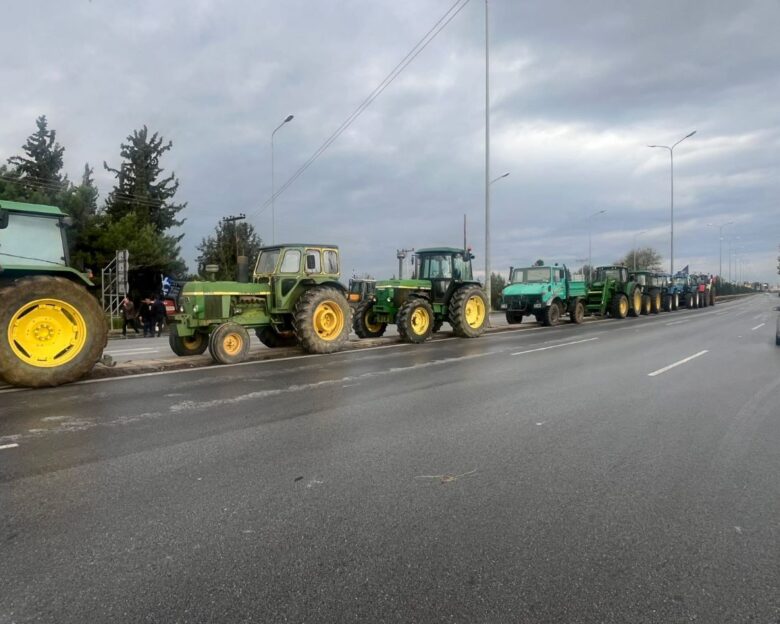 Οι αγρότες στη Θήβα έκλεισαν την εθνική Αθηνών – Λαμίας – Ενισχύεται το μπλόκο στα Πράσινα Φανάρια Θεσσαλονίκης, θέλουν να φτάσουν στο αεροδρόμιο «Μακεδονία»