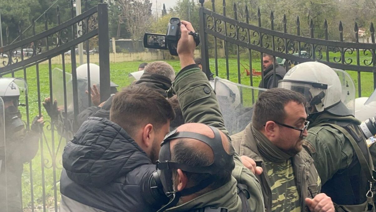 Οι αγρότες στη Θήβα έκλεισαν την εθνική Αθηνών – Λαμίας – Ενισχύεται το μπλόκο στα Πράσινα Φανάρια Θεσσαλονίκης, θέλουν να φτάσουν στο αεροδρόμιο «Μακεδονία»