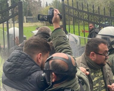 Οι αγρότες στη Θήβα έκλεισαν την εθνική Αθηνών – Λαμίας – Ενισχύεται το μπλόκο στα Πράσινα Φανάρια Θεσσαλονίκης, θέλουν να φτάσουν στο αεροδρόμιο «Μακεδονία»