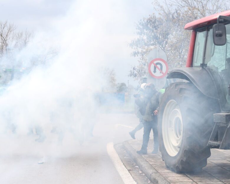Θεσσαλονίκη: Τρακτέρ προσπάθησαν να σπάσουν τον αστυνομικό φραγμό στα Πράσινα Φανάρια – «Πάτα τον, τον π@@η»