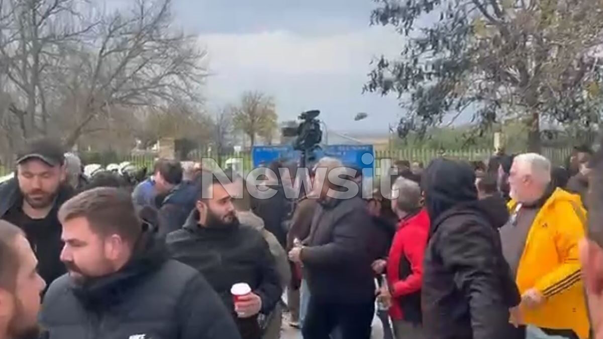 Η στιγμή που αγρότης εκτοξεύει πέτρα με αποτέλεσμα να τραυματιστεί ένας αστυνομικός