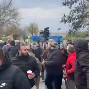 Η στιγμή που αγρότης εκτοξεύει πέτρα με αποτέλεσμα να τραυματιστεί ένας αστυνομικός