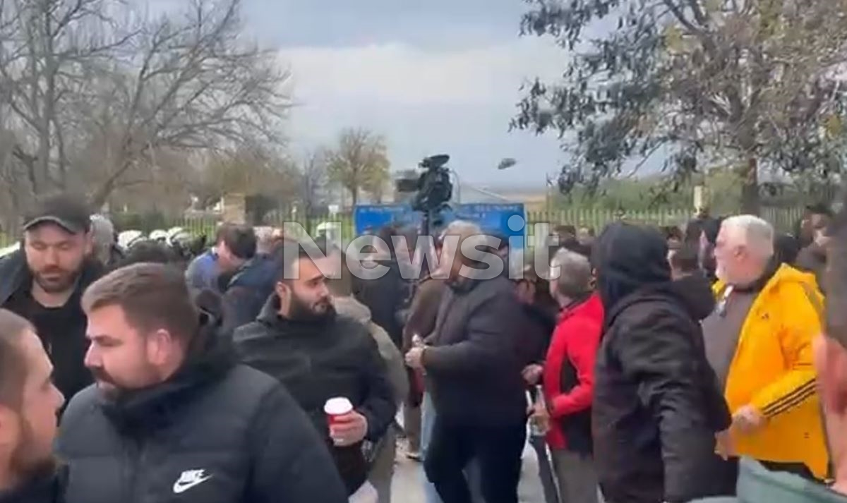 Η στιγμή που αγρότης εκτοξεύει πέτρα με αποτέλεσμα να τραυματιστεί ένας αστυνομικός