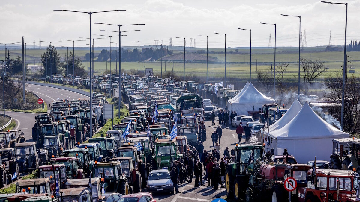 Συνέλευση των αγροτών στο μπλόκο της Νίκαιας στη Λάρισα