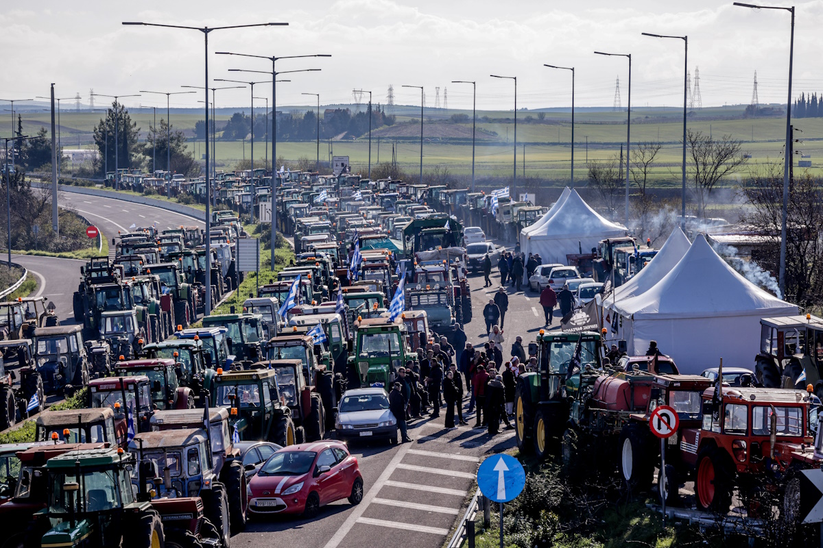 Συνέλευση των αγροτών στο μπλόκο της Νίκαιας στη Λάρισα