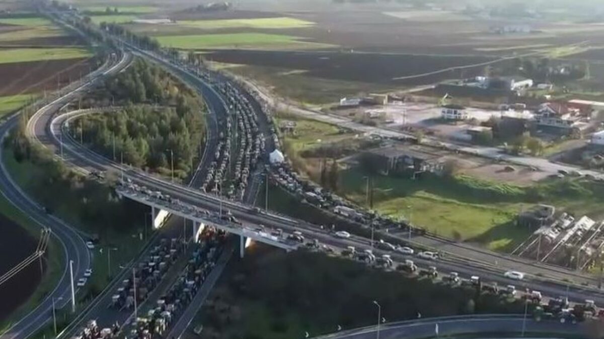 Το μπλόκο των αγροτών στη Νίκαια της Λάρισας