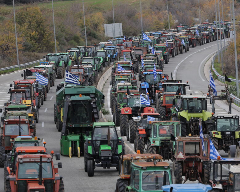 Οι αγρότες παραμένουν σε θέση μάχης ενισχύοντας τα μπλόκα σε τελωνεία και εθνικές οδούς – Ο χάρτης των κινητοποιήσεων