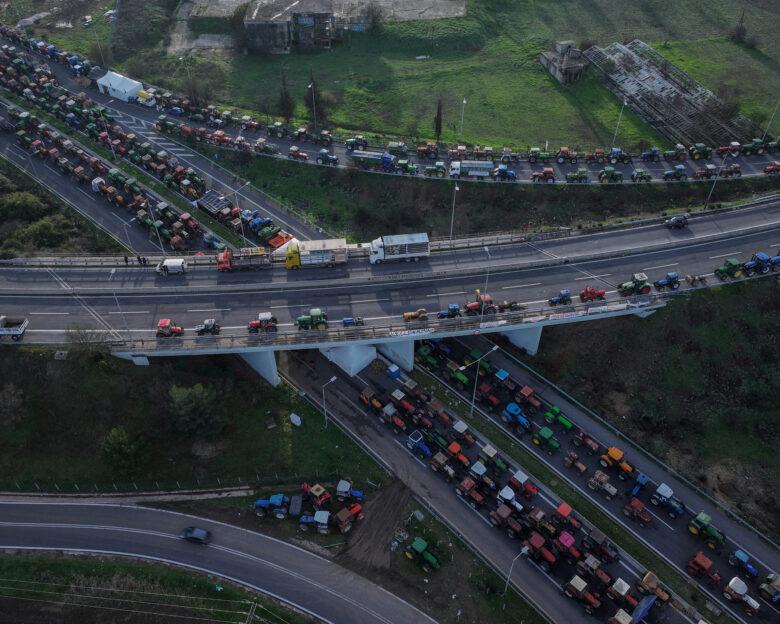 Live: Η κυβέρνηση απαντά στα αιτήματα των αγροτών – Δηλώσεις του Κώστα Τσιάρα