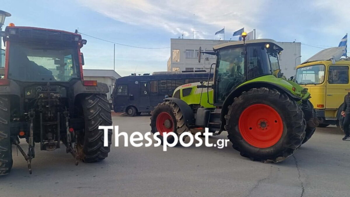 Τρακτέρ έξω από το λιμάνι του Βόλου