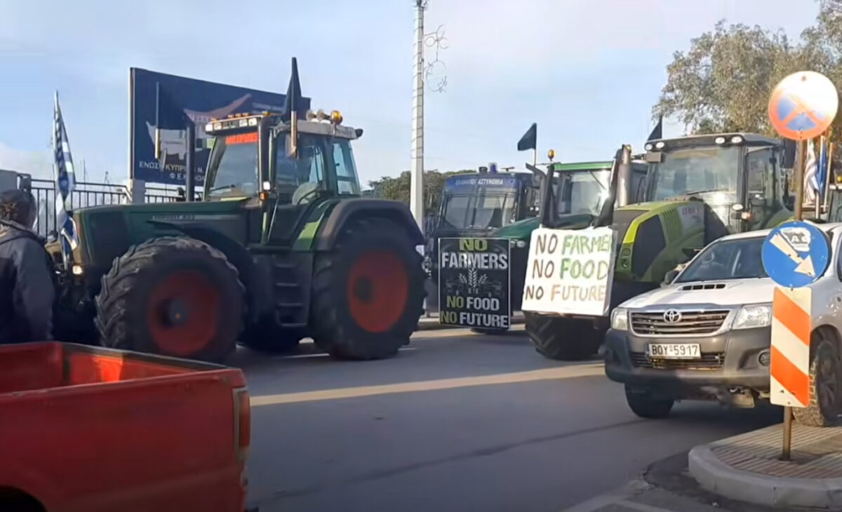 Αγρότες με τρακτέρ έξω από το λιμάνι του Βόλου