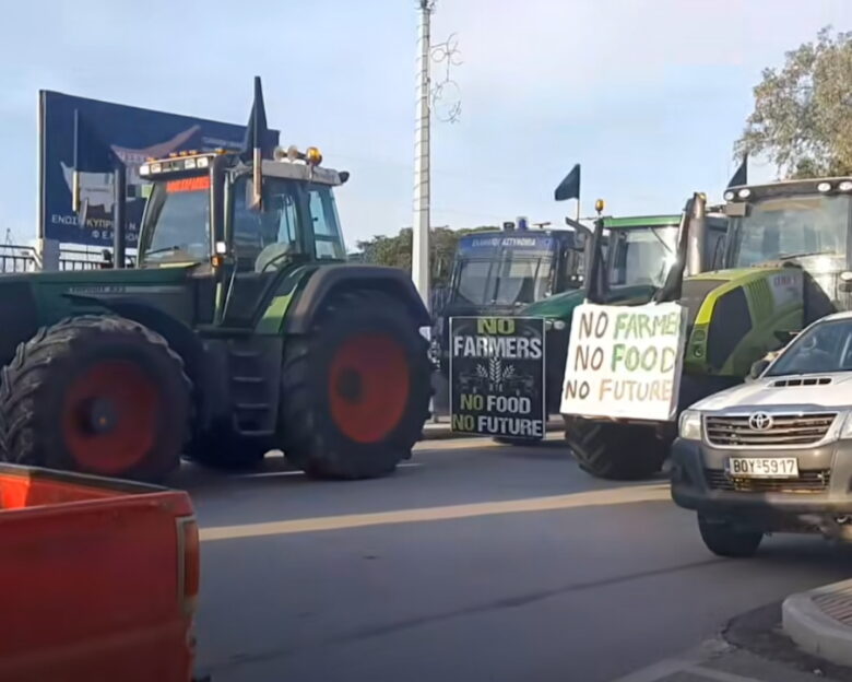 Μπλόκα αγροτών: Έφτασαν τα πρώτα τρακτέρ στον Βόλο για να αποκλείσουν το λιμάνι – Ισχυρές δυνάμεις των ΜΑΤ στην περιοχή