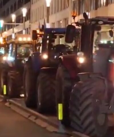 Βρυξέλλες: Αγρότες απέκλεισαν τη λεωφόρο μπροστά από την Κομισιόν – Με πάνω από 1.000 τρακτέρ θα ενισχυθεί το μπλόκο