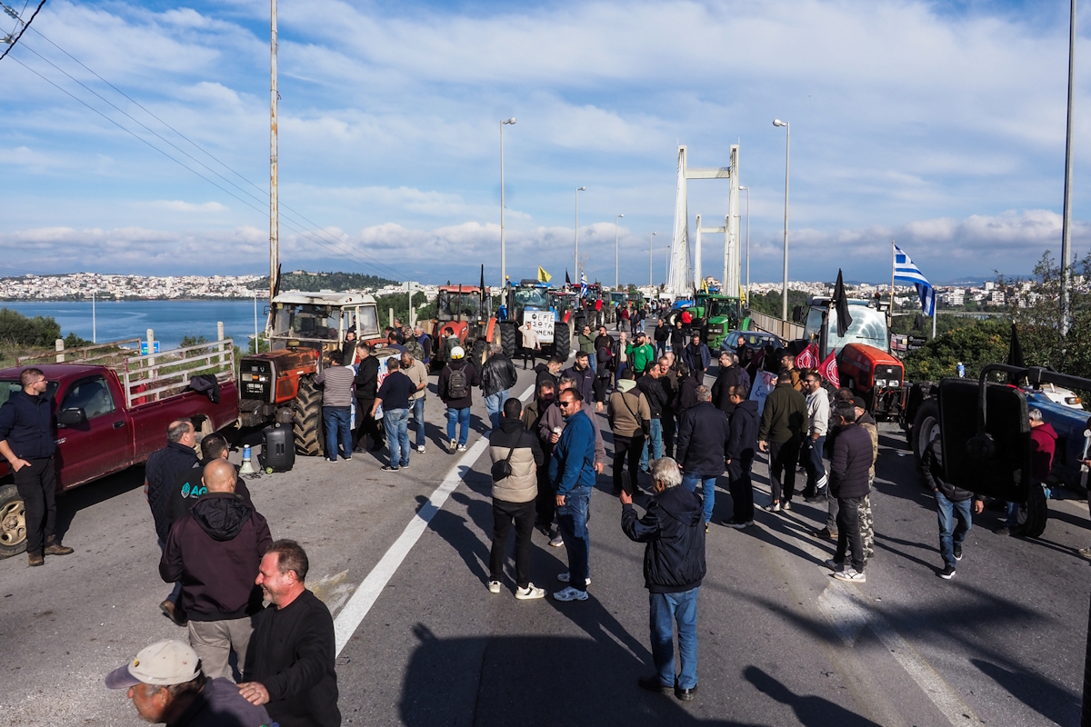 Κινητοποίηση αγροτών και κτηνοτρόφων της Εύβοιας με μπλόκο στην γέφυρα της Χαλκίδας