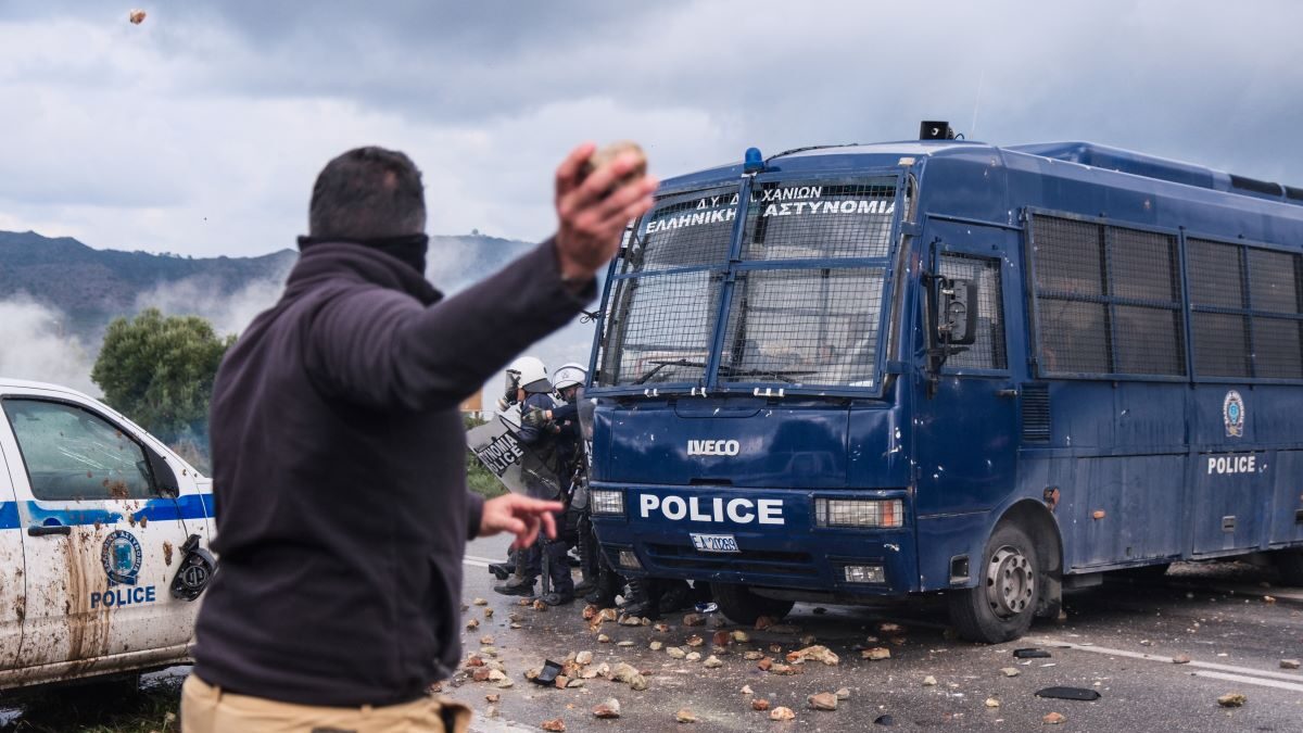 Αγρότης πετάει πέτρα στους αστυνομικούς στα Χανιά