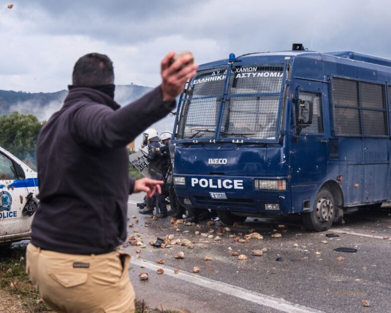 Εκτός ελέγχου η κατάσταση στα μπλόκα των αγροτών: Άγρια επεισόδια στην Κρήτη με μάχες σώμα με σώμα με τα ΜΑΤ – Κλειστό το αεροδρόμιο Ηρακλείου