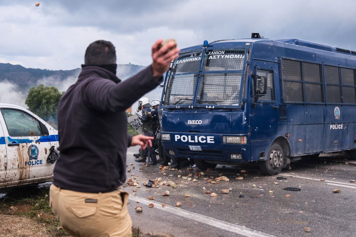Αγρότης πετάει πέτρα στους αστυνομικούς στα Χανιά