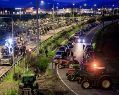 Κλείσιμο και των παραδρόμων στο μπλόκο των αγροτών στη Νίκαια Λάρισας