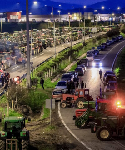 Κλείσιμο και των παραδρόμων στο μπλόκο των αγροτών στη Νίκαια Λάρισας