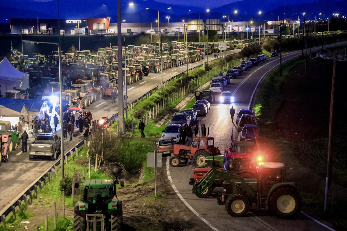 Κλείσιμο και των παραδρόμων στο μπλόκο των αγροτών στη Νίκαια Λάρισας