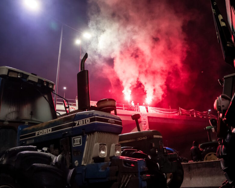Μπλόκα αγροτών: Κλειστή η εθνική οδός στα διόδια Μαλγάρων στο ρεύμα προς Αθήνα – Οι αποκλεισμένοι δρόμοι σε όλη τη χώρα