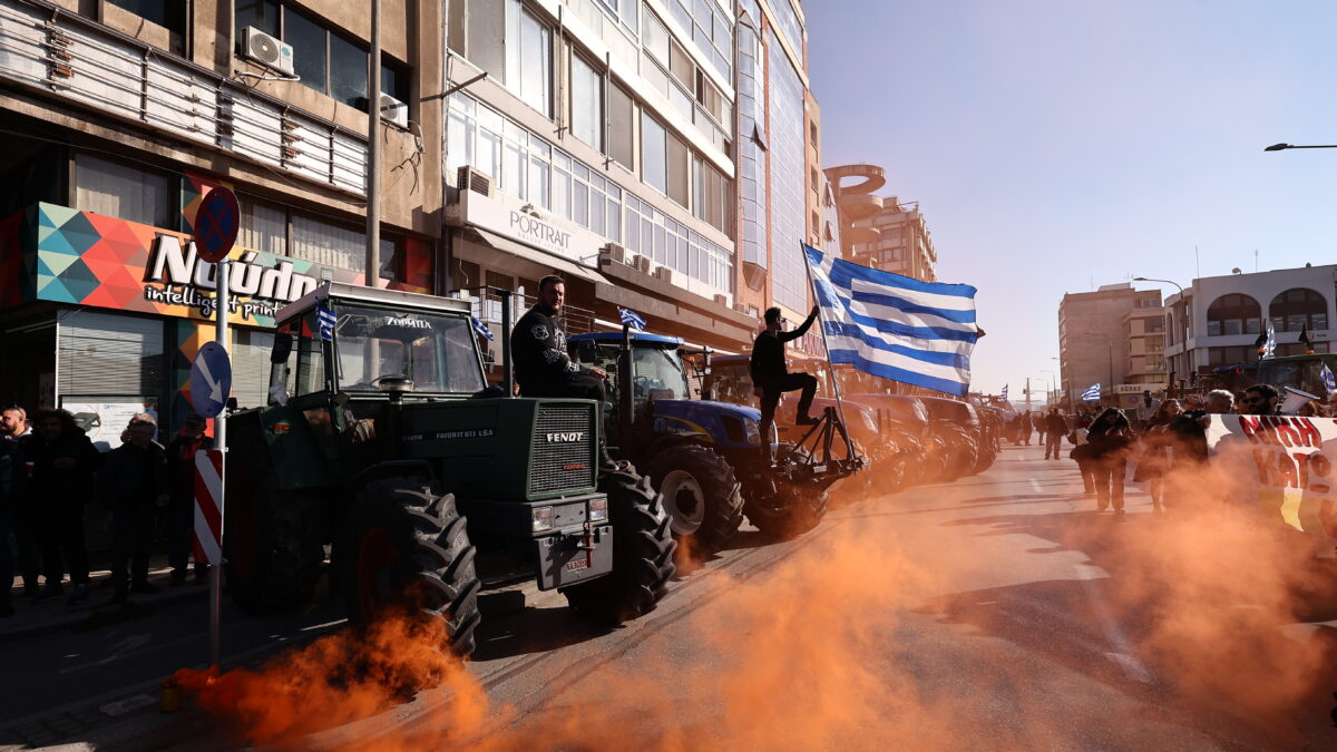 Τρακτέρ έξω από το λιμάνι της Θεσσαλονίκης