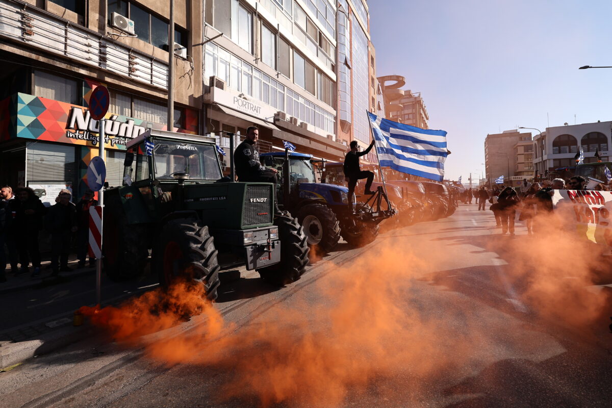 Τρακτέρ έξω από το λιμάνι της Θεσσαλονίκης
