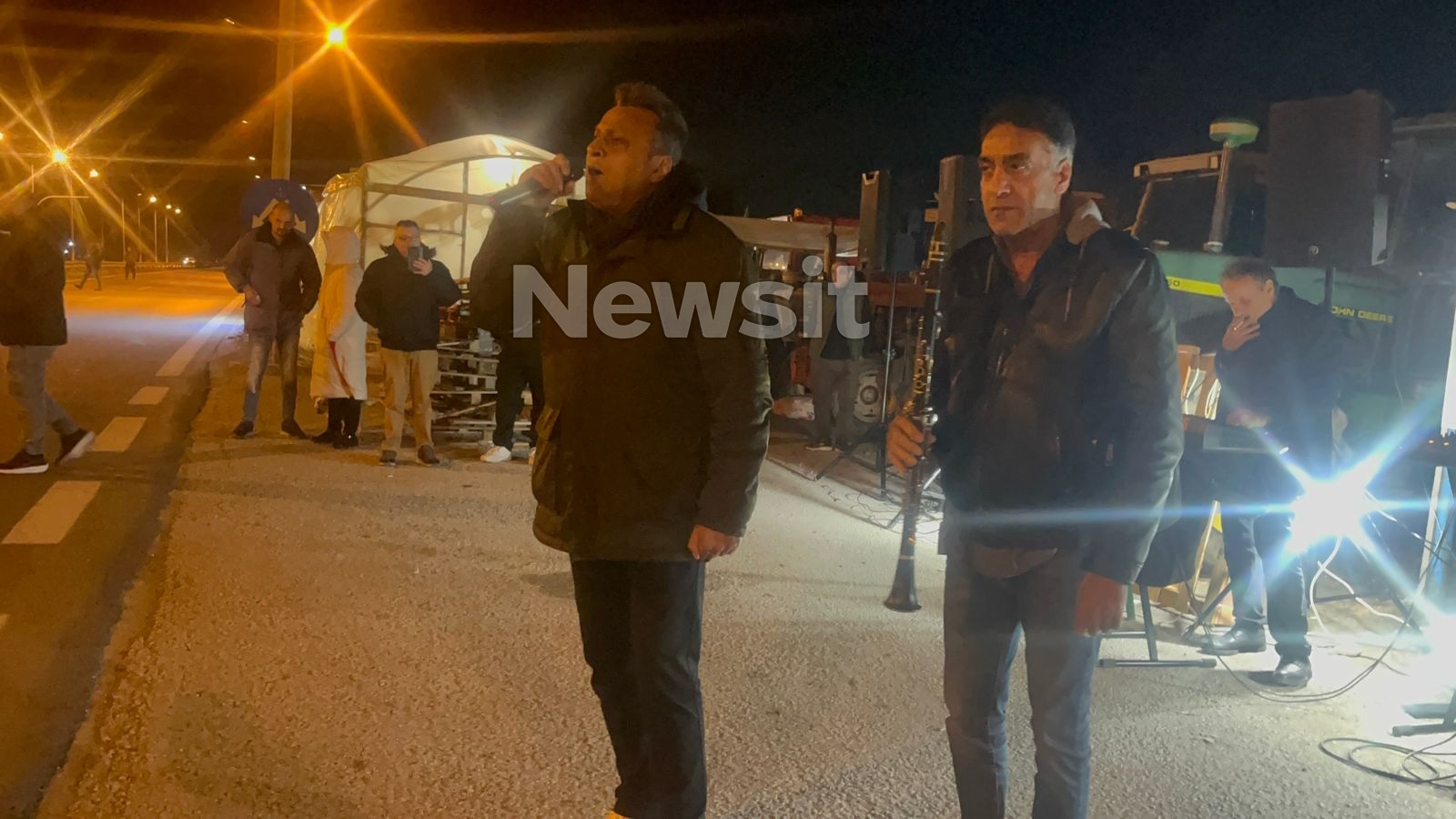 Ο τραγουδιστής Γιώργος Ξανθιώτης στο αγροτικό μπλόκο στην εθνική Θεσσαλονίκης - Έδεσσας στην είσοδο της Χαλκηδόνας