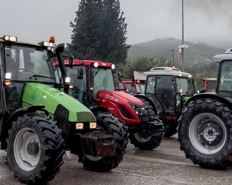 Αγρότες και κτηνοτρόφοι έστησαν μπλόκα κλείνοντας την Πατρών – Κορίνθου, αποκλεισμένα τα τελωνεία Προμαχώνα, Ευζώνων και Εξοχής