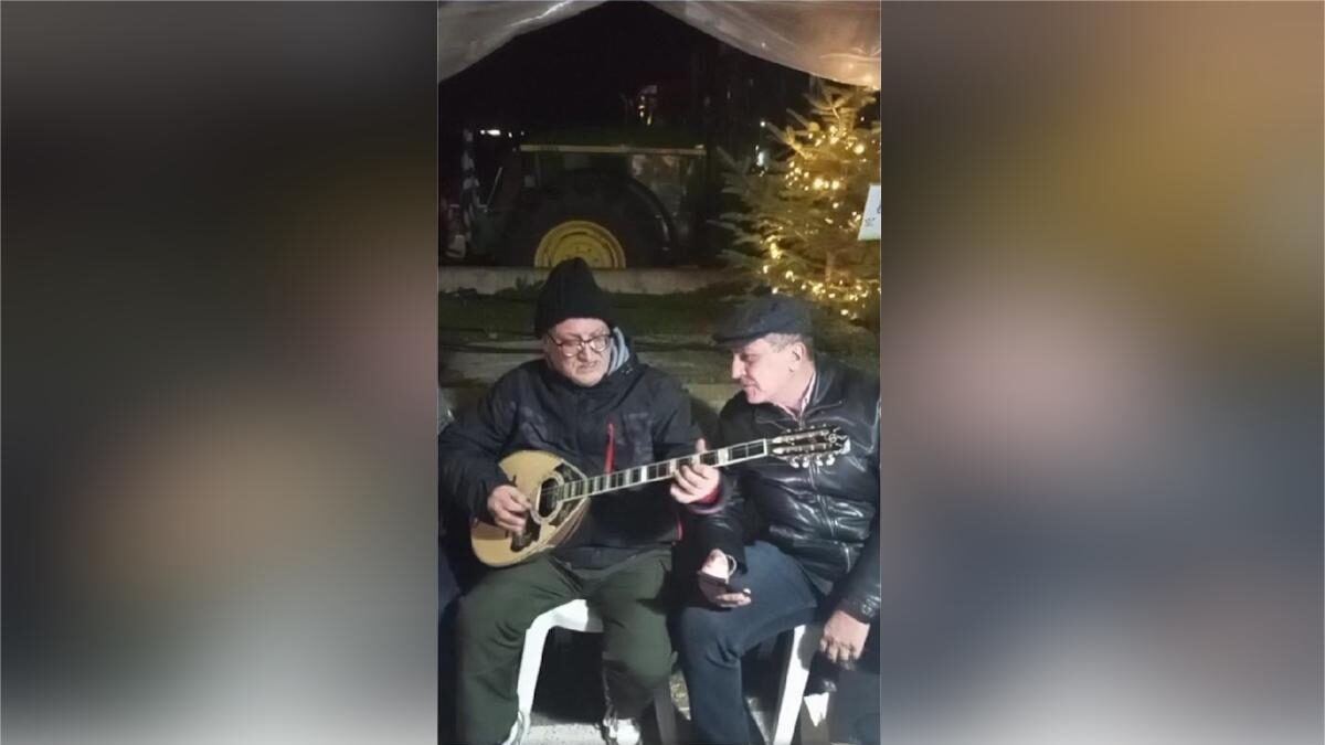 Ο Δημήτρης Κουρέτας τραγουδάει στα μπλόκα με τουσ αγρότες