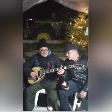 Ο Δημήτρης Κουρέτας τραγουδάει στα μπλόκα με τουσ αγρότες