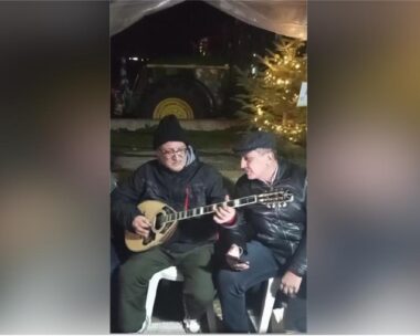 Ο Δημήτρης Κουρέτας τραγουδάει στα μπλόκα με τουσ αγρότες