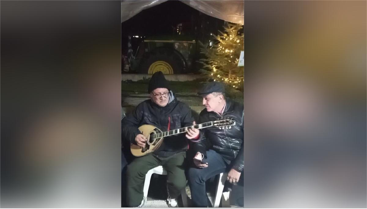 Ο Δημήτρης Κουρέτας τραγουδάει στα μπλόκα με τουσ αγρότες