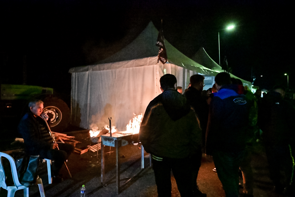 Μπλόκο αγροτών με τρακτέρ και αγροτικά μηχανήματα στον κόμβο της Εθνικής Οδού στη Νίκαια Λάρισας