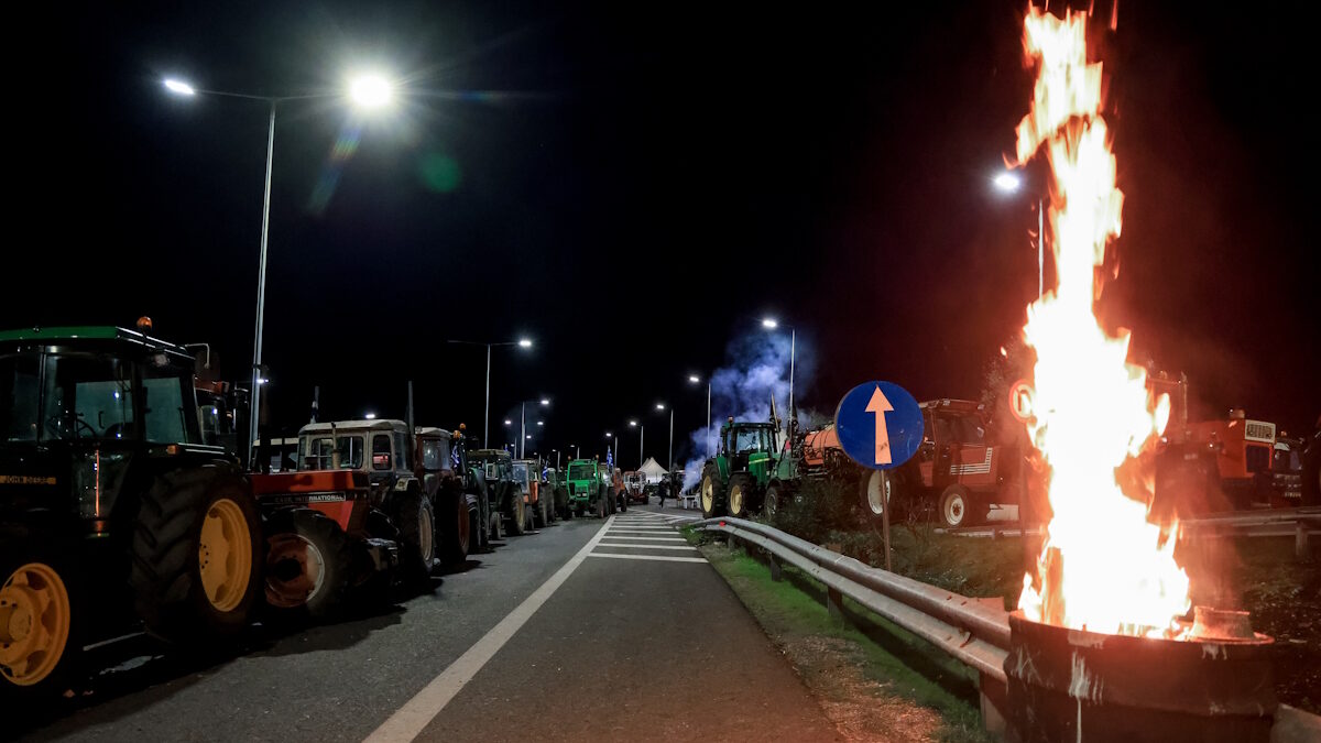 Κλείσιμο και των παράδρομων στο μπλόκο των αγροτών στη Νίκαια Λάρισας