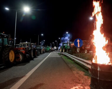 Κλείσιμο και των παράδρομων στο μπλόκο των αγροτών στη Νίκαια Λάρισας