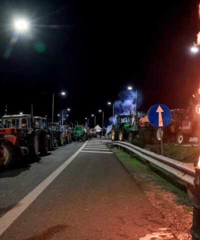 Κλείσιμο και των παράδρομων στο μπλόκο των αγροτών στη Νίκαια Λάρισας