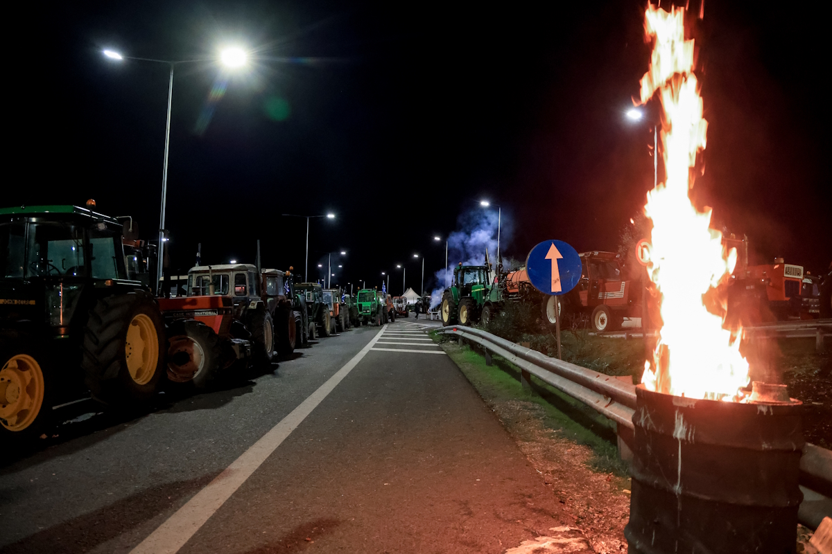 Κλείσιμο και των παράδρομων στο μπλόκο των αγροτών στη Νίκαια Λάρισας