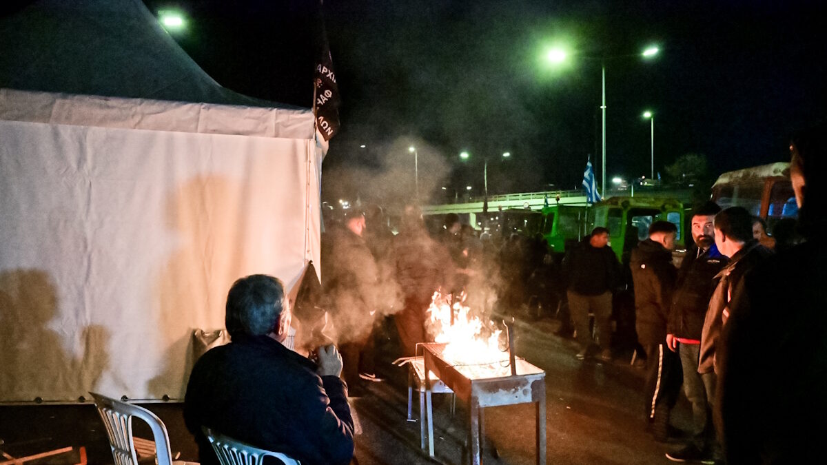 Μπλόκο αγροτών με τρακτέρ και αγροτικά μηχανήματα στον κόμβο της Εθνικής Οδού στη Νίκαια Λάρισας