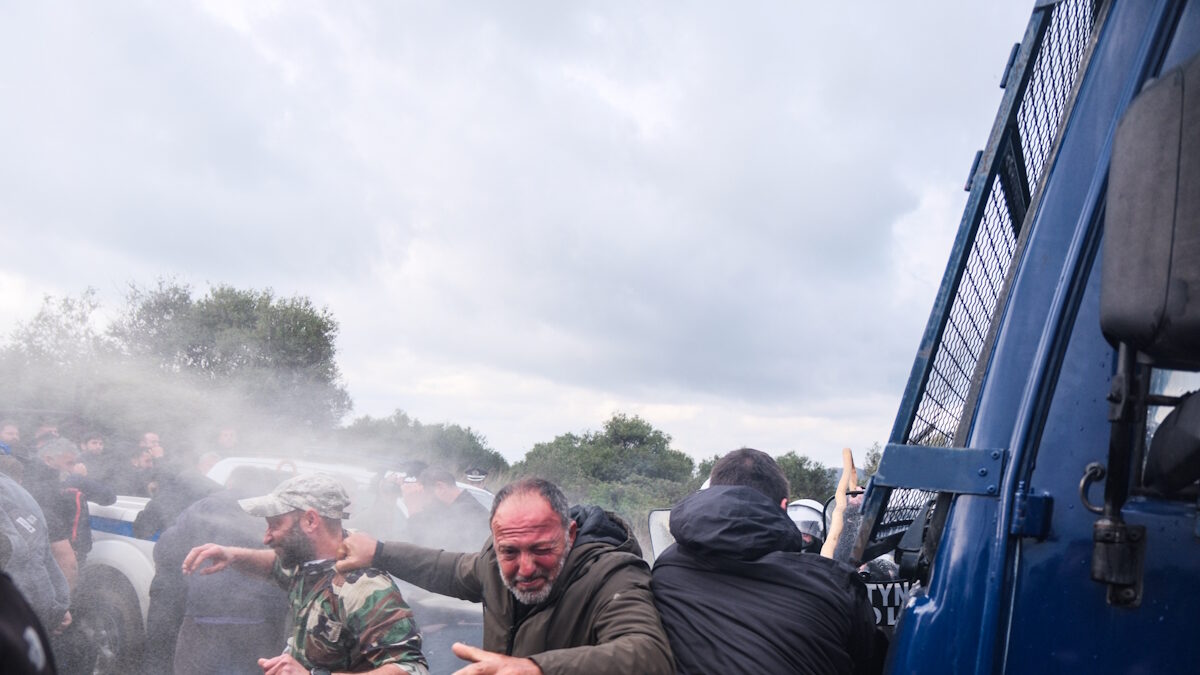 Επεισόδια αγροτών και κτηνοτρόφων με τις δυνάμεις της αστυνομίας στα Χανιά με αποκλεισμό του αεροδρομίου