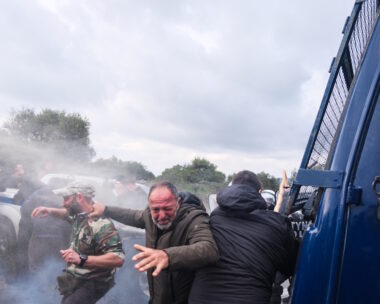 Επεισόδια αγροτών και κτηνοτρόφων με τις δυνάμεις της αστυνομίας στα Χανιά με αποκλεισμό του αεροδρομίου