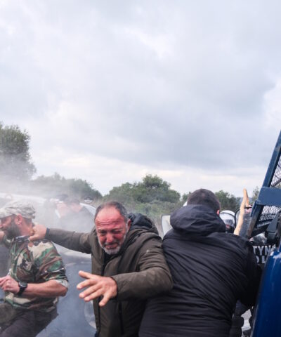 Επεισόδια αγροτών και κτηνοτρόφων με τις δυνάμεις της αστυνομίας στα Χανιά με αποκλεισμό του αεροδρομίου