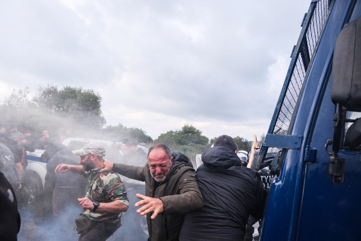 Επεισόδια αγροτών και κτηνοτρόφων με τις δυνάμεις της αστυνομίας στα Χανιά με αποκλεισμό του αεροδρομίου