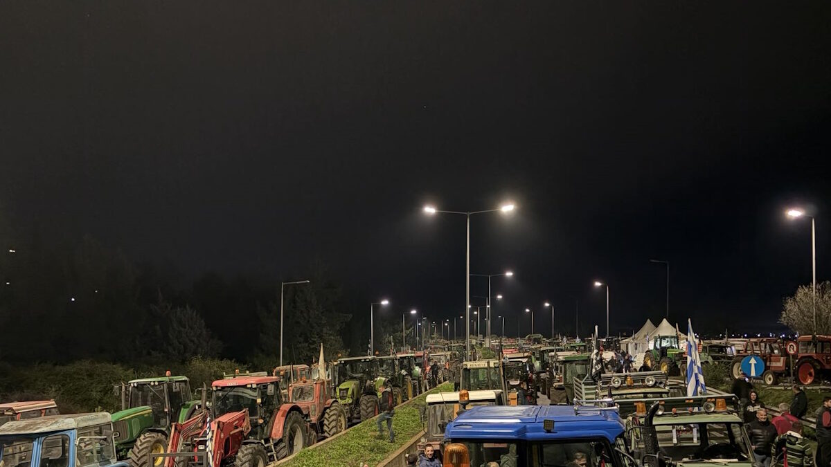 Μπλόκο αγροτών με τρακτέρ και αγροτικά μηχανήματα στον κόμβο της Εθνικής Οδού στη Νίκαια Λάρισας