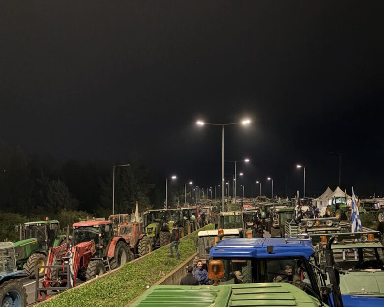 Μπλόκα αγροτών: Nύχτα στον κόμβο της Νίκαιας, στα Μάλγαρα και στον Ε65 – Πολλαπλασιάζονται οι κλειστοί δρόμοι από την Τρίτη