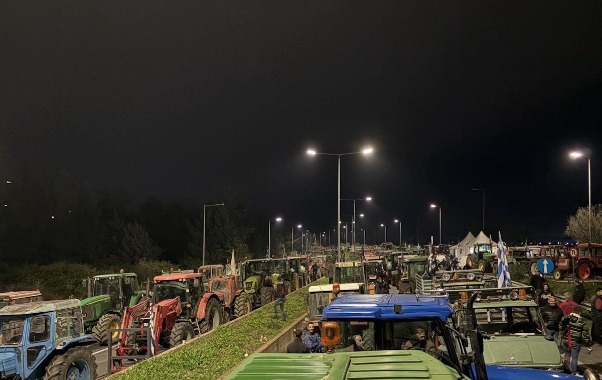 Μπλόκα αγροτών: Nύχτα στον κόμβο της Νίκαιας, στα Μάλγαρα και στον Ε-65 – Πολλαπλασιάζονται οι κλειστοί δρόμοι από την Τρίτη